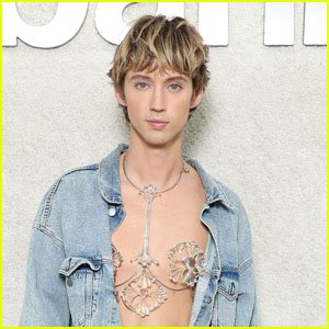 Troye Sivan Defends Nude Artwork From Critics: I Like My Body,。